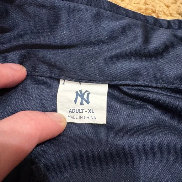 NY Yankees Long Sleeve Pullover Quarter Zip Unisex Size XL never worn - Picture 3 of 3